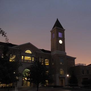 TCU布朗勒普顿大学联盟的钟楼在黄昏时分闪闪发光