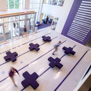 TCU里斯-琼斯大厅的大厅以紫色模块化家具为特色