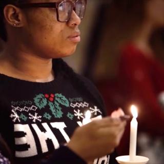 手持蜡烛照亮, 两名女TCU学生在TCU教堂聆听圣诞礼拜.